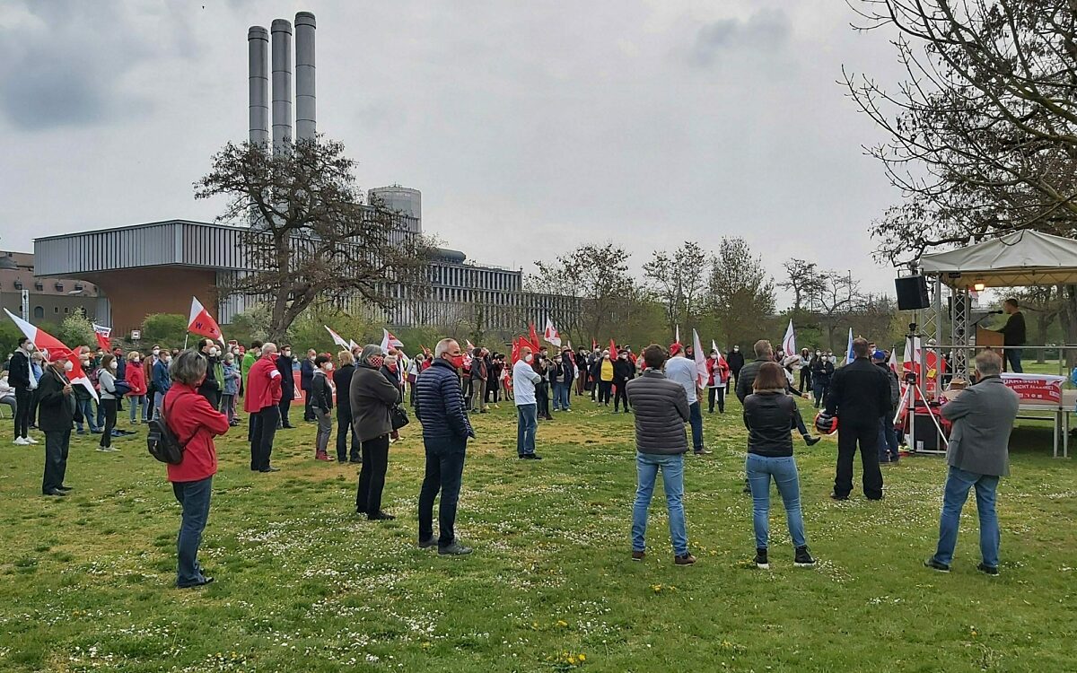 Vertreter der gewerkschaften mit fahnen auf den mainwiesen Vertreter der gewerkschaften mit fahnen auf den mainwiesen